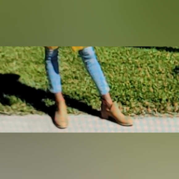 NIB  Ruffle ankle v cut out pointed toe chunky heel dressy western… - Picture 2 of 15